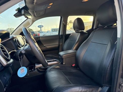 Used 2022 Toyota Tacoma SR5 w/ Technology Package image 8