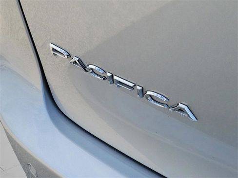 Used 2024 Chrysler Pacifica Touring-L image 6