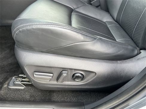Used 2021 Toyota Venza Limited image 14