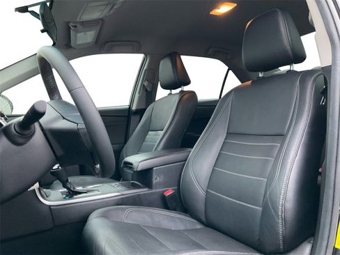 Used 2017 Toyota Camry XLE image 27