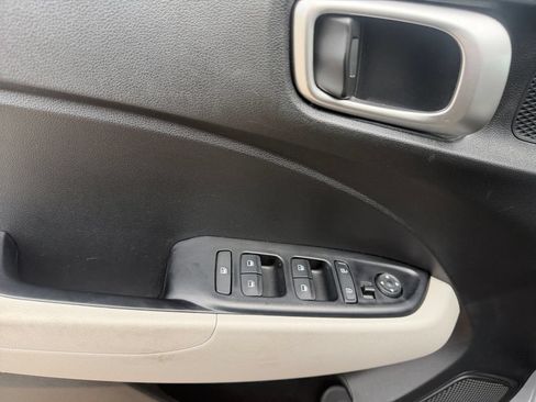 Used 2022 Hyundai Venue SEL FWD image 16