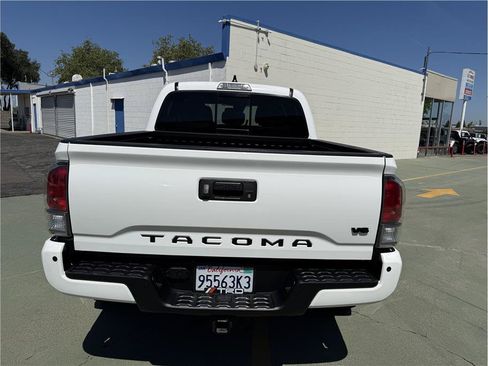 Used 2022 Toyota Tacoma TRD Sport w/ Technology Package AWD/4WD image 9