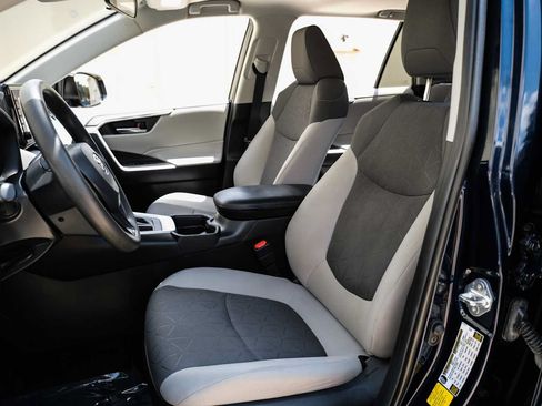Used 2020 Toyota RAV4 XLE w/ Convenience Package FWD image 29