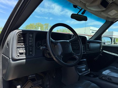 Used 2002 Chevrolet Avalanche 2500 w/ Convenience Pkg AWD/4WD image 14