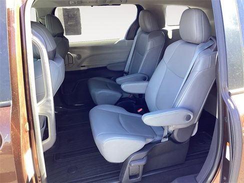 Certified 2022 Toyota Sienna XLE image 13
