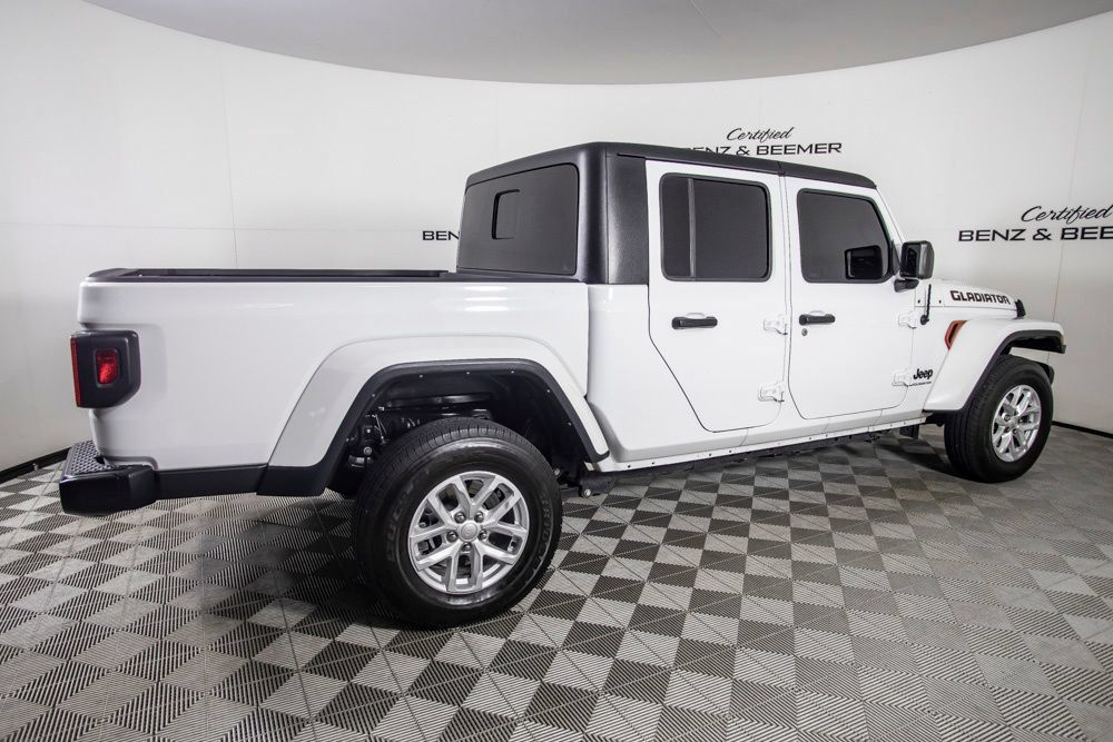 Used 2023 Jeep Gladiator Sport AWD/4WD image 2