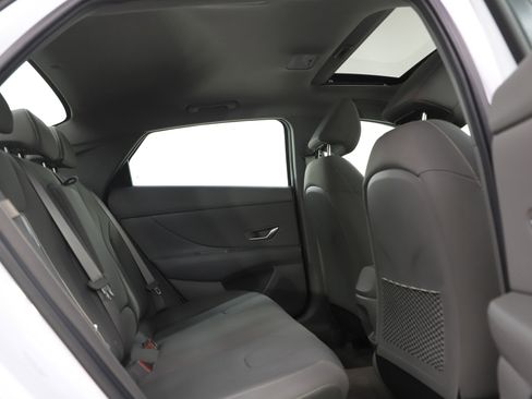 Used 2025 Hyundai Elantra SEL image 12