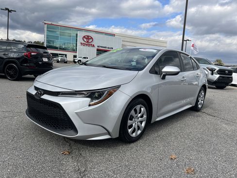 Certified 2022 Toyota Corolla LE image 3