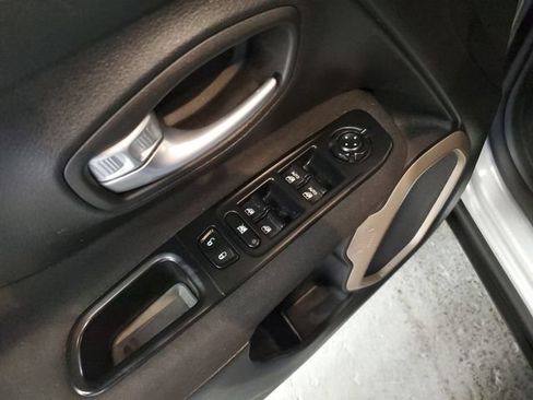 Used 2016 Jeep Renegade Latitude AWD/4WD image 13