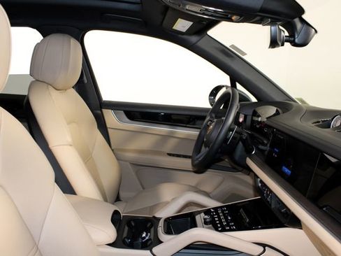 Certified 2025 Porsche Cayenne AWD/4WD image 28