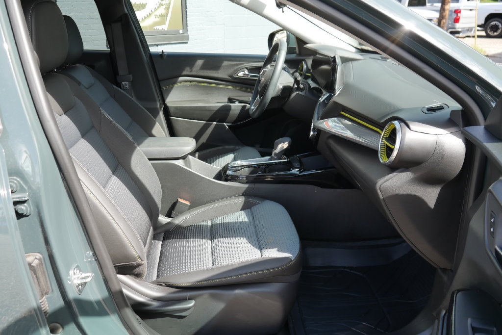 Used 2025 Chevrolet Trax LT w/ Driver Confidence Package FWD image 8