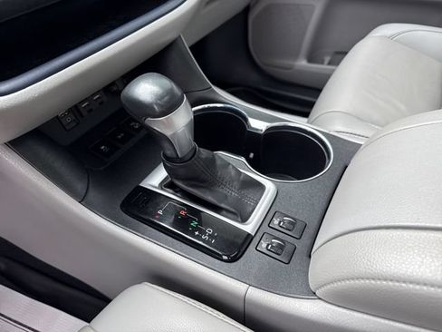 Used 2019 Toyota Highlander XLE AWD/4WD image 41