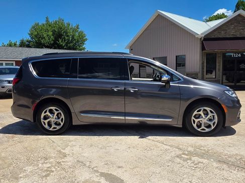 Used 2023 Chrysler Pacifica Limited FWD image 23