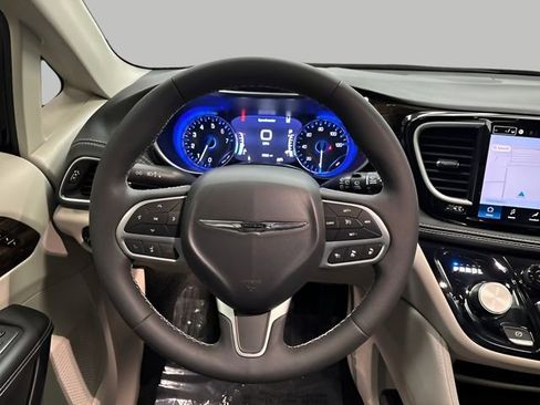Used 2023 Chrysler Pacifica Limited image 13