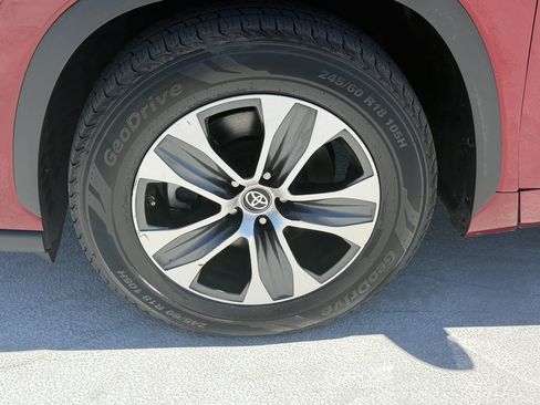 Used 2022 Toyota Highlander XLE FWD image 9