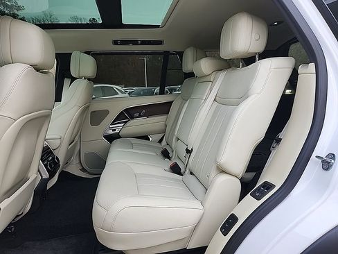 Used 2025 Land Rover Range Rover Long Wheelbase SE image 29