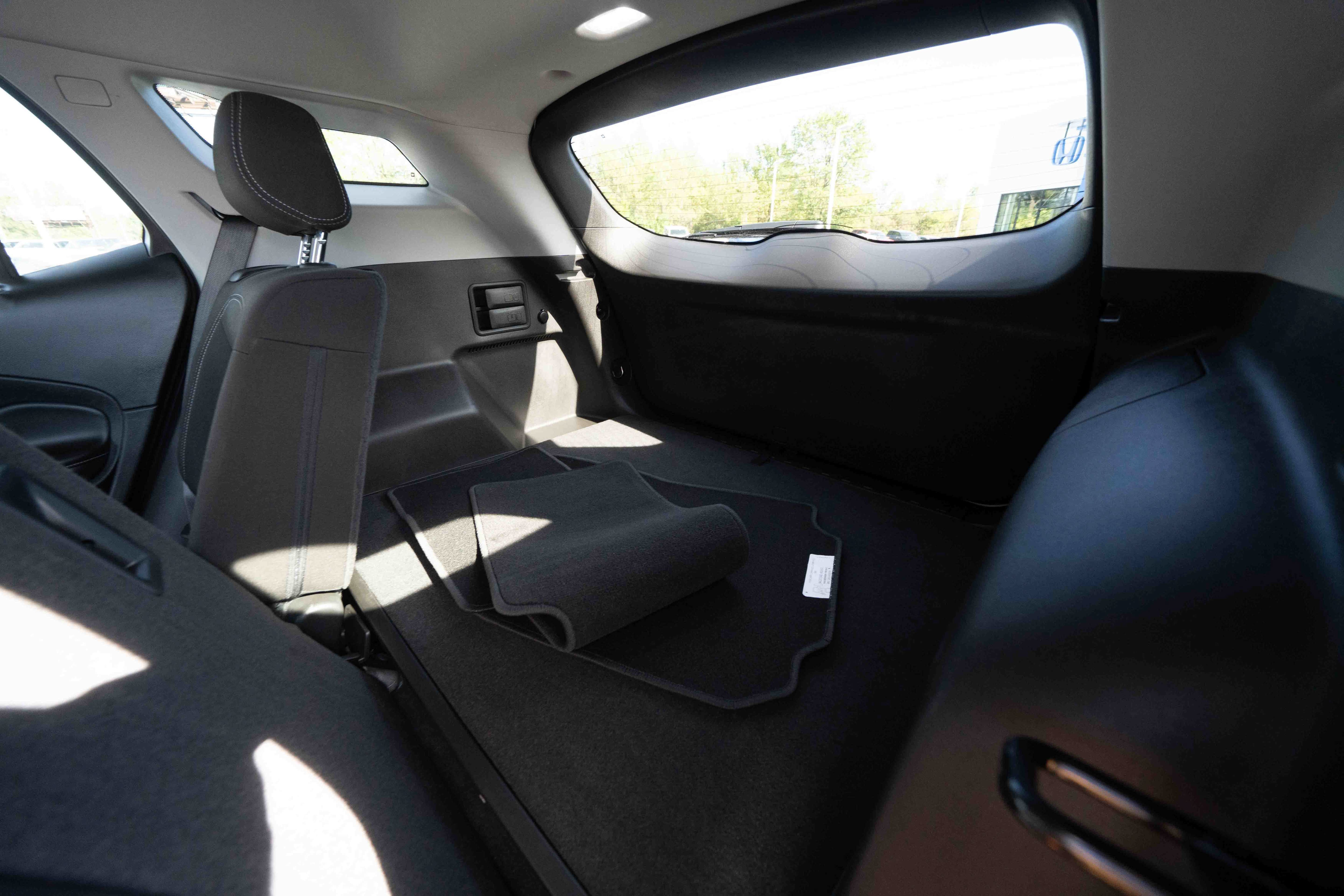 Used 2024 GMC Terrain SLE w/ Driver Convenience Package FWD image 24