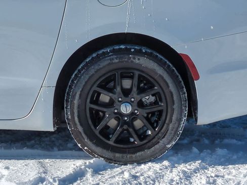 Used 2024 Chrysler Pacifica Touring-L image 6