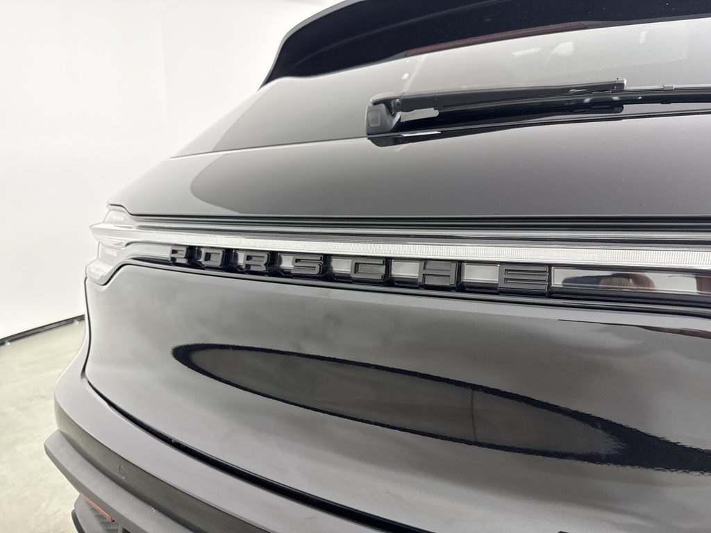 Certified 2023 Porsche Macan AWD/4WD image 19