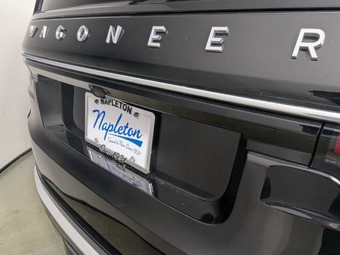 Used 2022 Jeep Wagoneer Series III w/ Flexible Seating Group RWD image 9