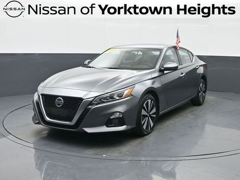 Used 2020 Nissan Altima 2.5 SV image 1