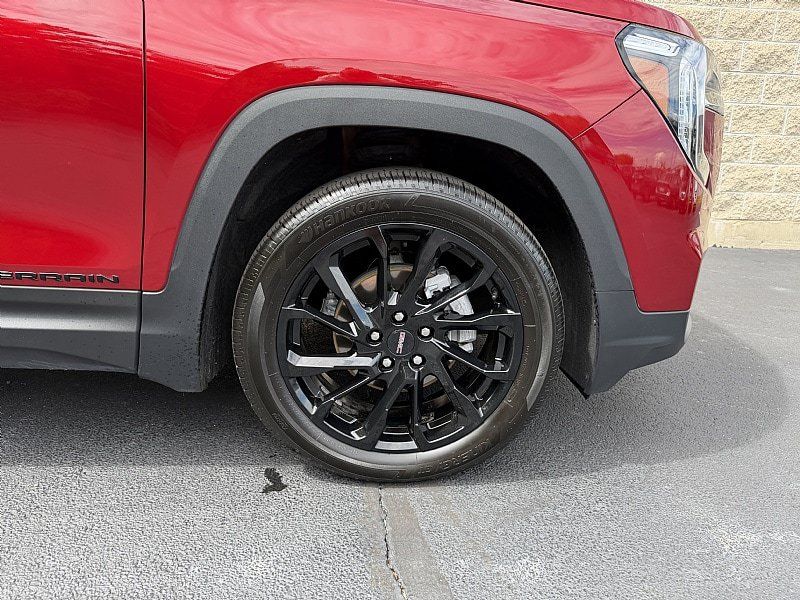 Used 2023 GMC Terrain SLE w/ Driver Convenience Package FWD image 7