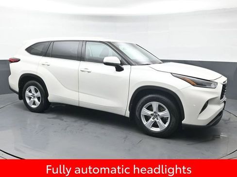 Used 2021 Toyota Highlander LE image 9