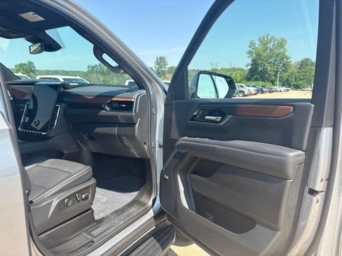 Used 2025 GMC Yukon Denali AWD/4WD image 32