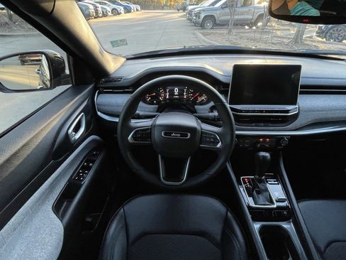 Used 2024 Jeep Compass Latitude image 11