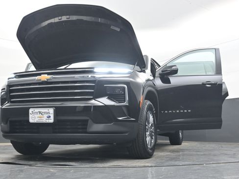 Used 2025 Chevrolet Traverse LT FWD image 41