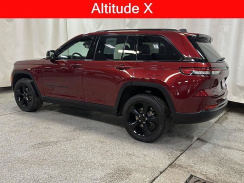 Used 2023 Jeep Grand Cherokee Altitude AWD/4WD image 2