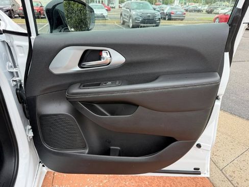 Used 2026 Chrysler Pacifica Limited FWD image 22