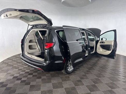 Used 2023 Chrysler Pacifica Touring-L FWD image 14