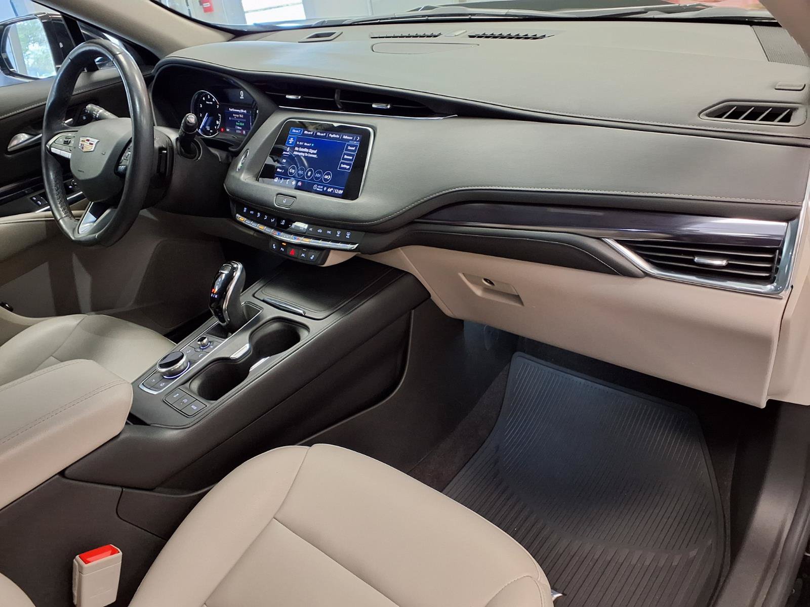 Used 2023 Cadillac XT4 Luxury w/ Cold Weather Package AWD/4WD image 9