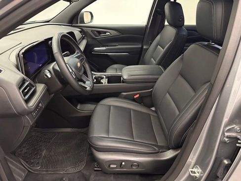Used 2025 Chevrolet Traverse LT AWD/4WD image 17
