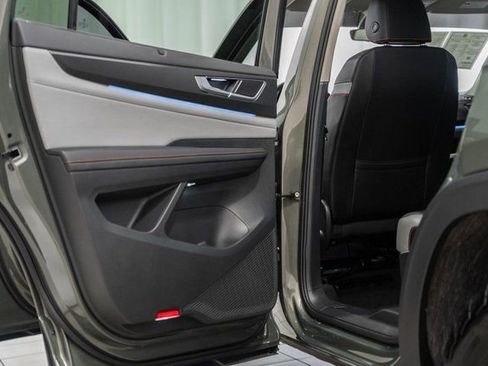 Used 2025 Volkswagen Atlas Peak Edition SE image 39