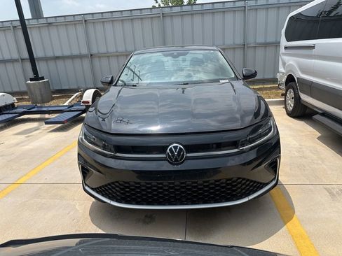Used 2025 Volkswagen Jetta SE FWD image 2