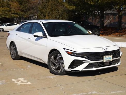 Used 2025 Hyundai Elantra Limited w/ Cargo Package image 2