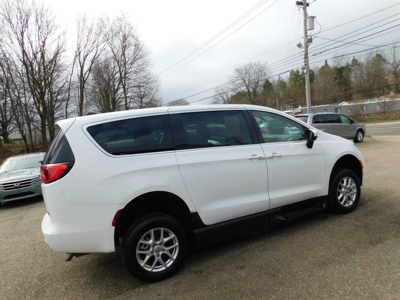 Used 2022 Chrysler Voyager LX FWD image 16