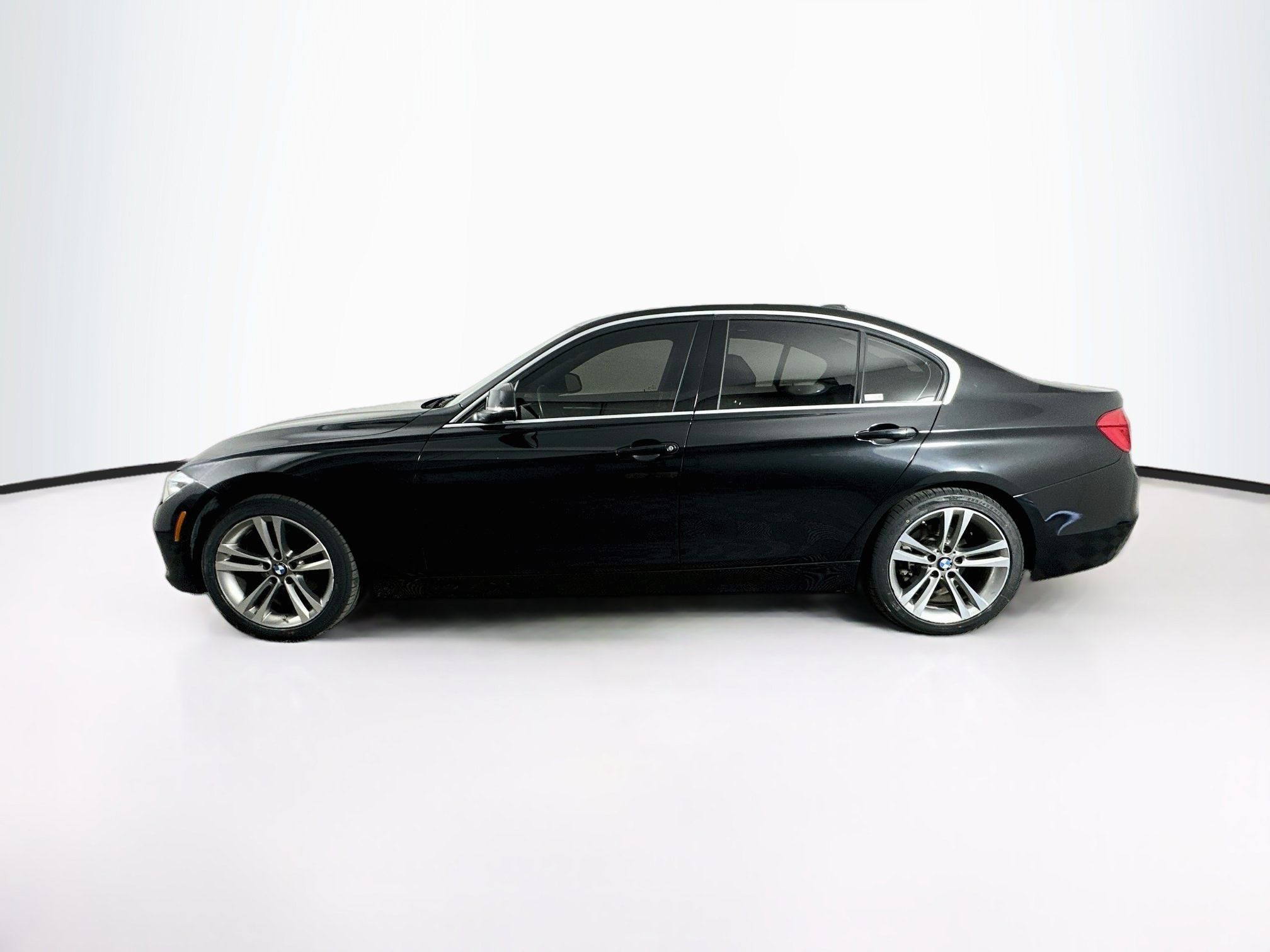 Used 2018 BMW 330i xDrive Sedan w/ Convenience Package AWD/4WD image 4