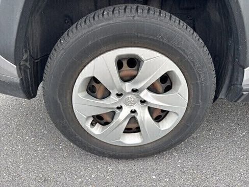 Used 2019 Toyota RAV4 LE image 12