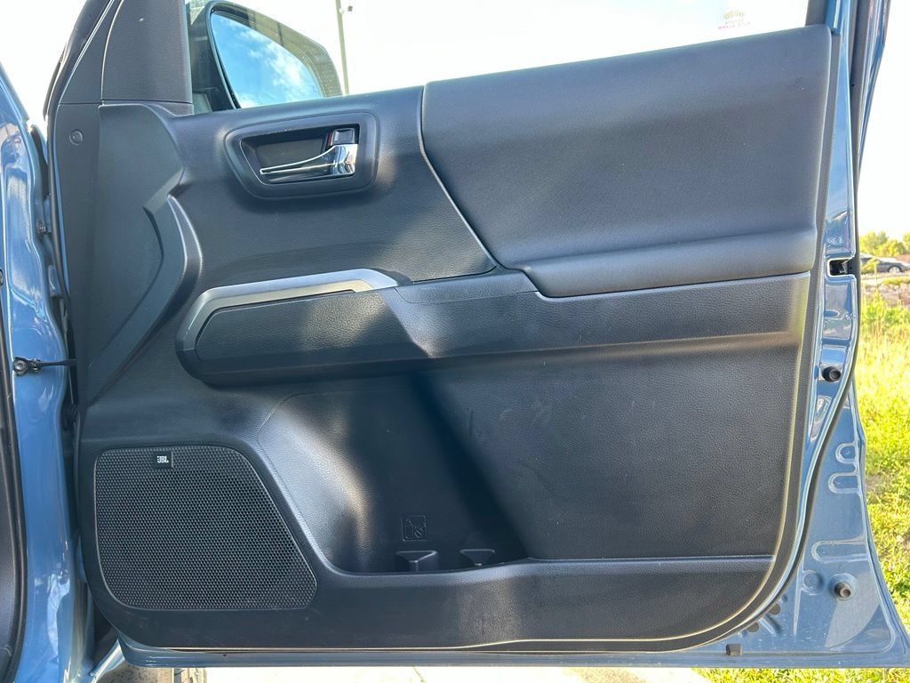 Used 2019 Toyota Tacoma TRD Sport AWD/4WD image 30