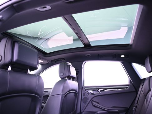 Certified 2025 Porsche Macan image 33