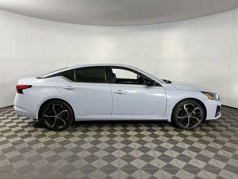 Used 2023 Nissan Altima 2.5 SR image 3