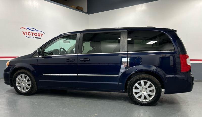 Used 2013 Chrysler Town & Country Touring FWD image 4