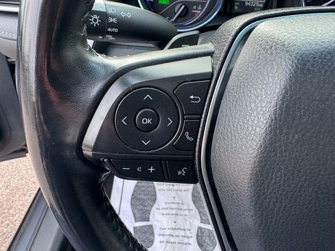 Used 2020 Toyota Camry SE w/ Sunroof Package image 17