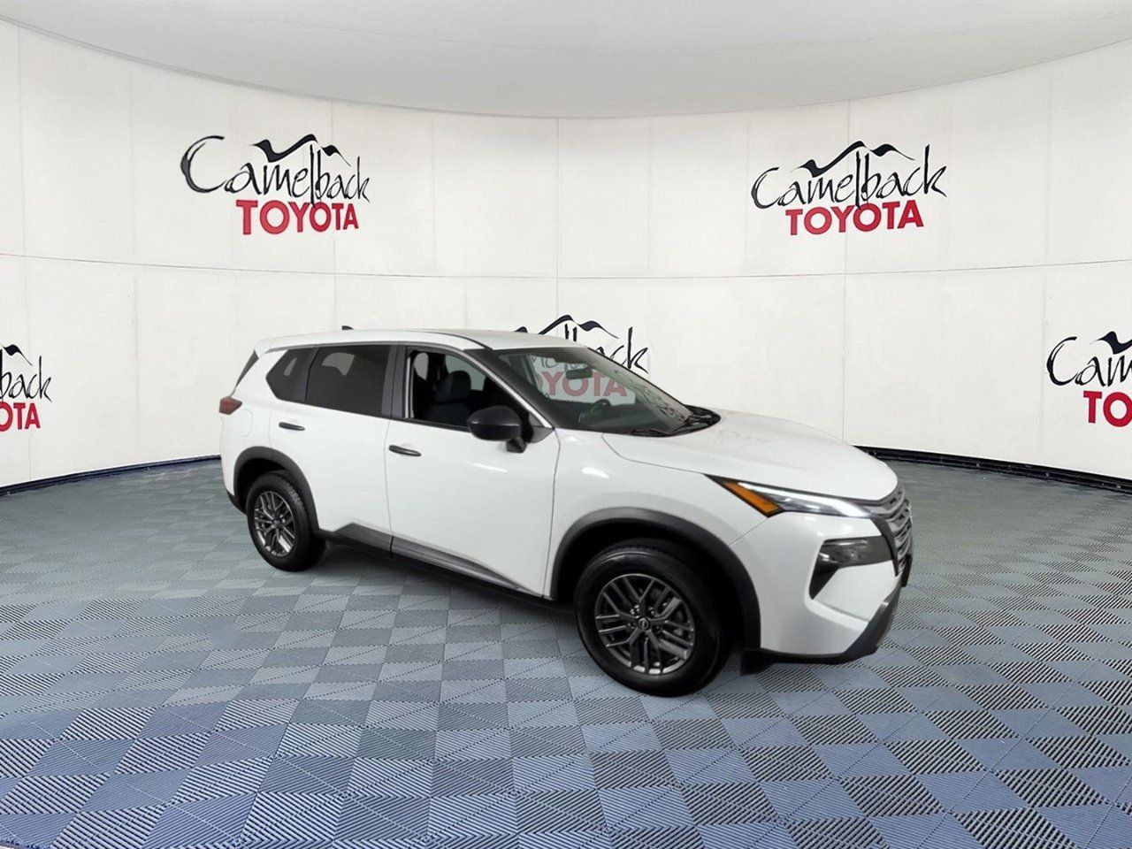Used 2024 Nissan Rogue S FWD image 2