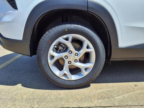 Used 2024 Chevrolet Trax LS w/ LS Convenience Package FWD image 8