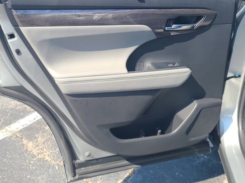 Used 2023 Toyota Highlander Limited image 16