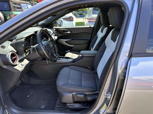 Used 2024 Chevrolet Trax RS w/ Sunroof Package FWD image 11